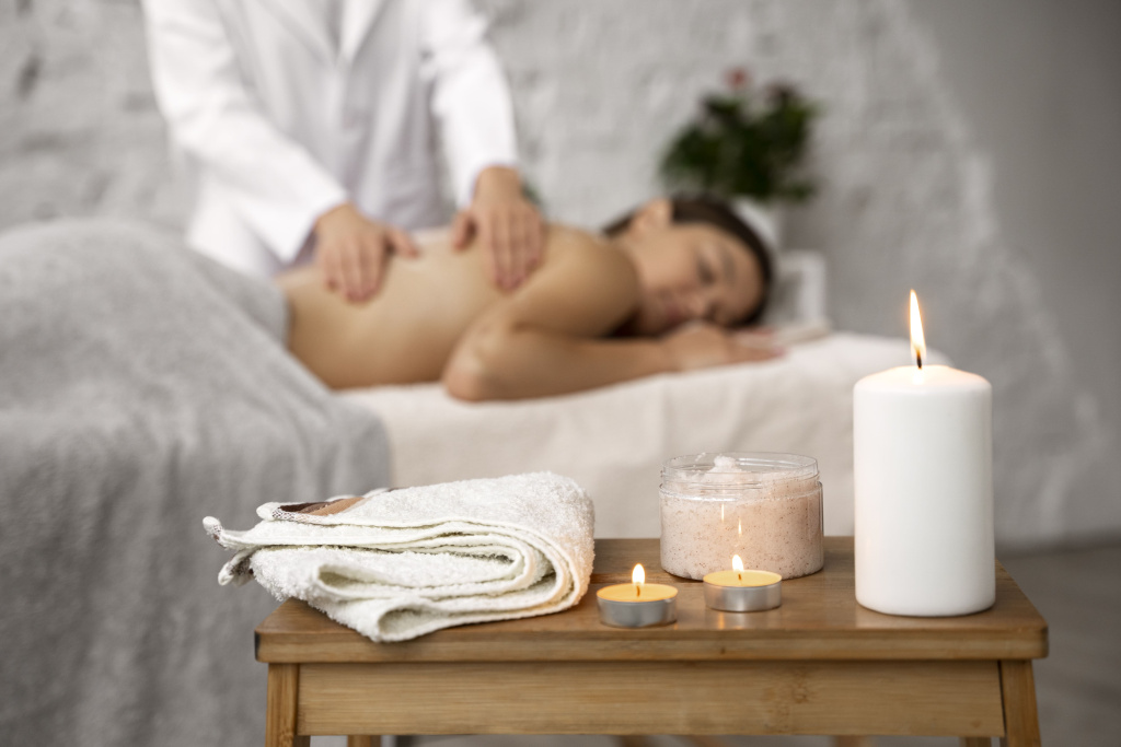 zensine-vid-sboku-delaut-massaz-v-spa-salone.jpg