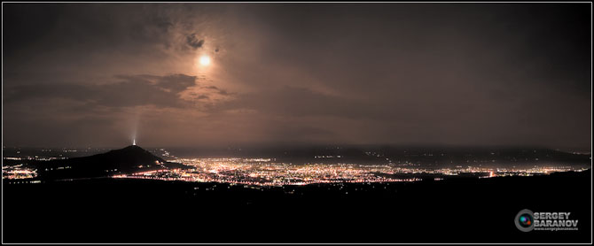 Вид на ночной Пятигорск с Бештау — фотография Сергея Баранова