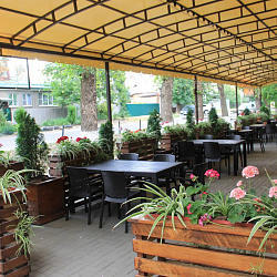  Медицинский центр «Ессентуки» (лечение без проживания), обеденная зона на свежем воздухе