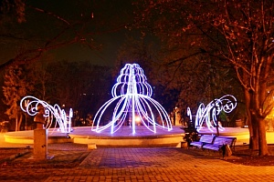 На улицах Пятигорска появились Новогодние ёлки и декорации