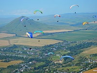 КМВ включили в тройку лучших мест в России для полетов на параплане