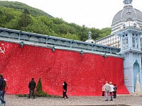 На Пушкинской галерее разместили народное знамя Победы