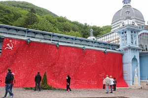 На Пушкинской галерее разместили народное знамя Победы На Пушкинской галерее разместили народное знамя Победы