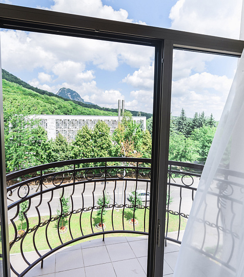  Санаторий «Буковая роща», Железноводск. Вид с балкона в номере двухместный «Студия»