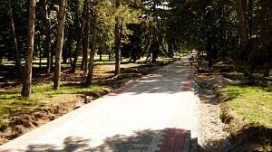 Внутренние аллеи Комсомольского парка Пятигорска сдадут ко Дню города