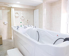 Пансионат «PANinter Hotel&Mineral Spa», г. Кисловодск. Ванное отделение, подводный душ-массаж