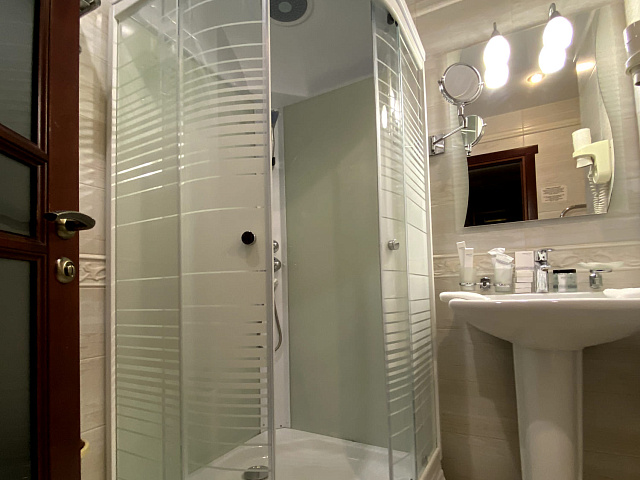 Санаторий «Целебный Нарзан», Кисловодск. 2-местный номер «Де Люкс»
