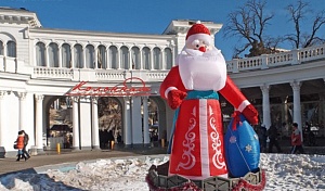В Кисловодске установили 15-метровую Новогоднюю ёлку