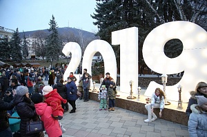 Сказочный городок с ёлкой и гигантским яйцом открыли в Пятигорске