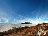 Вид на гору Бештау с горы Машук. Внизу облака над Пятигорском. Фотография Павла Богданова